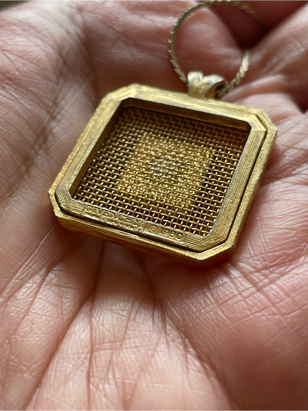 Givenchy vintage Gold-Tone Square Pendant Necklace - Picture 4 of 4